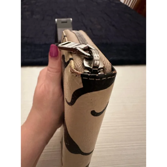 Miu Miu Rare Beige Leather Zip Wallet with Black Cat Design - Picture 5 of 13